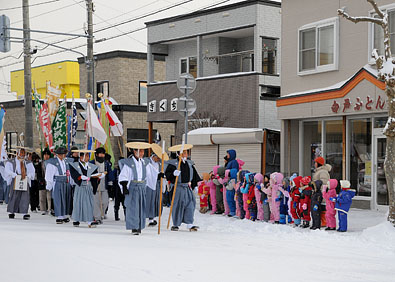 みそぎ行列を出迎えるかわいい町民たち