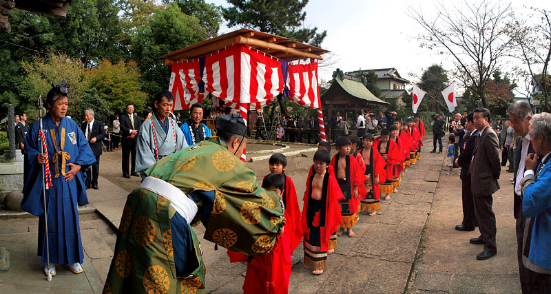 行司宿から釣上神明社に宮入りした裸足の豆力士たち 13:50