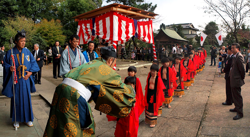 釣上神明社に宮入りした豆力士たち 13:50