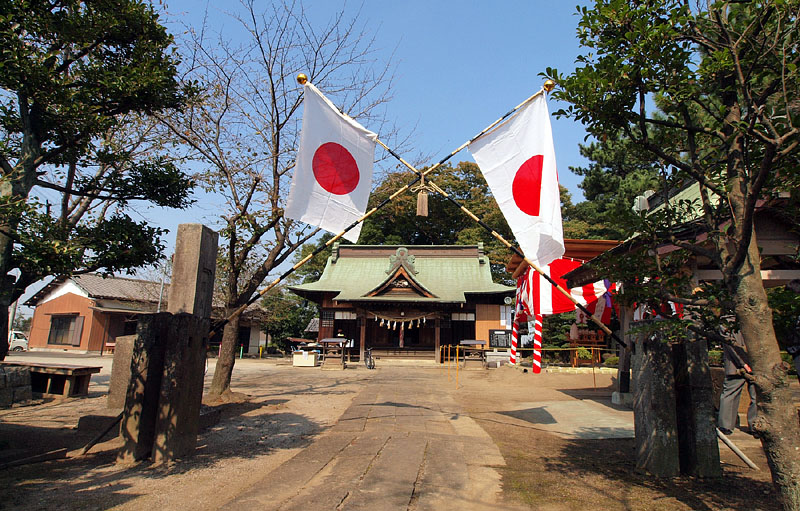 国旗が掲げられた釣上神明社