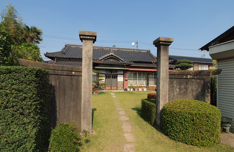 参道の南に建つ行司宿の磯野家