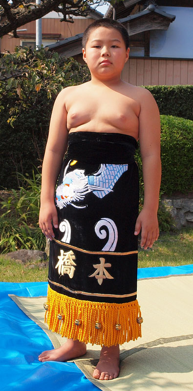 化粧廻しを締めた橋本くん(前姿)