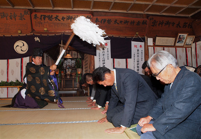 神明社拝殿の神事 13:10