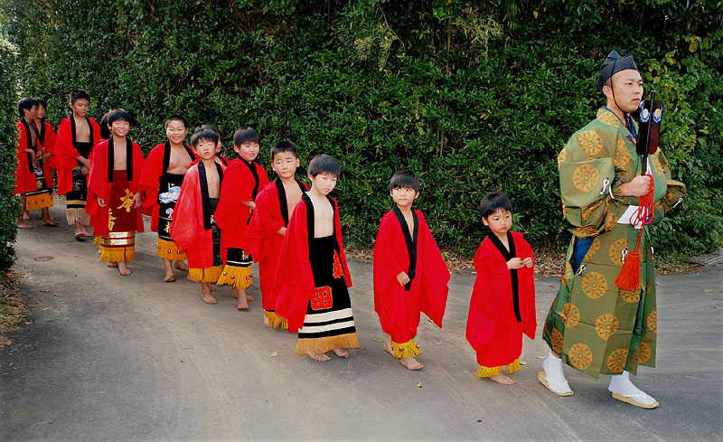赤い襦袢を羽織って裸足で神社に向かう子供たち