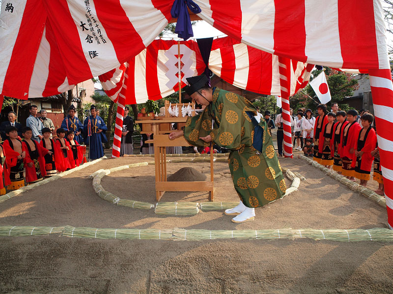 徳俵に塩をふりかける行司 