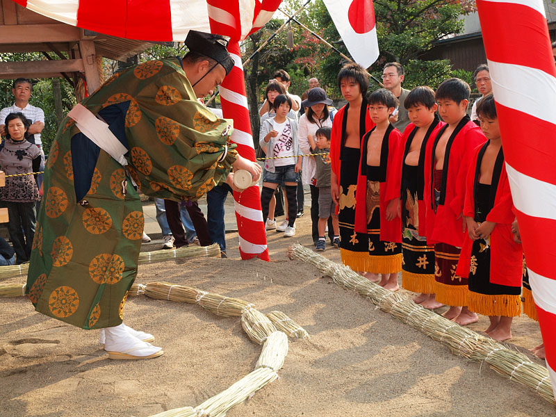 徳俵に御神酒をふりかける行司 14:05