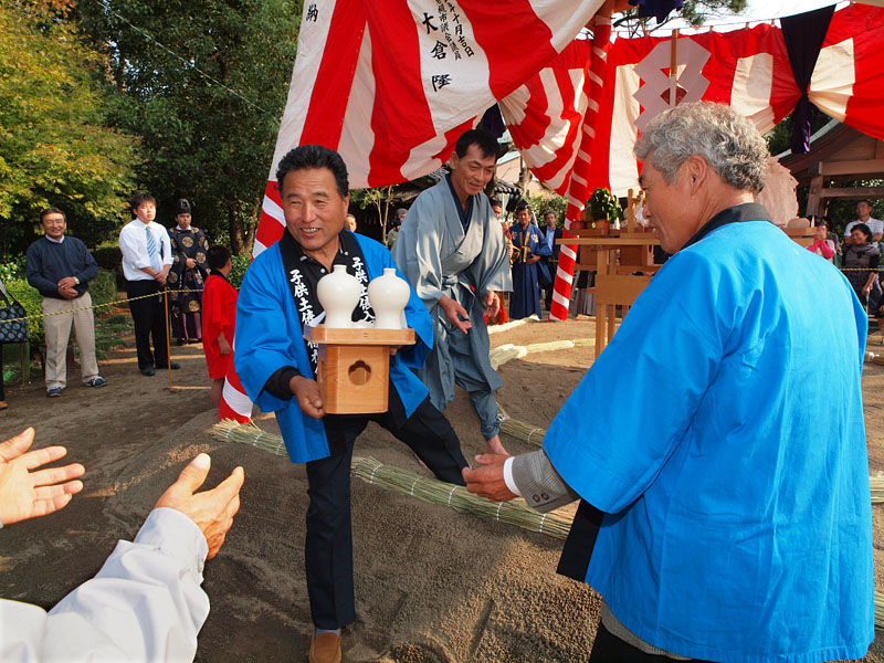 氏子役員が祭壇を片付ける 