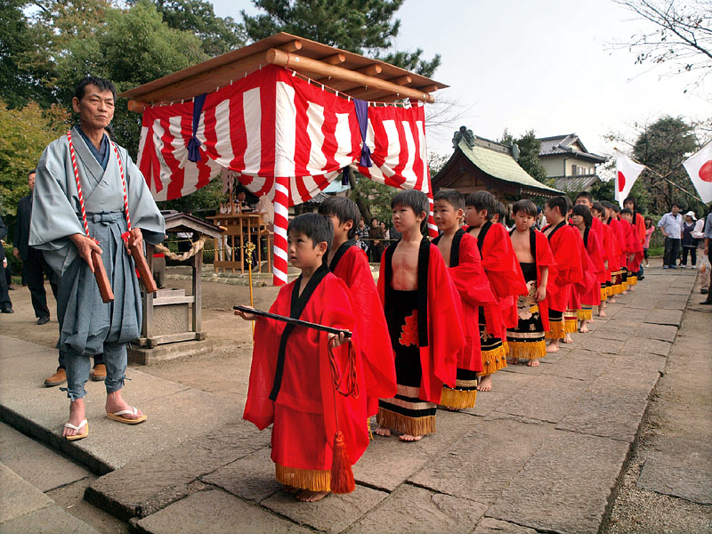 行司の参拝を見守る豆力士たち