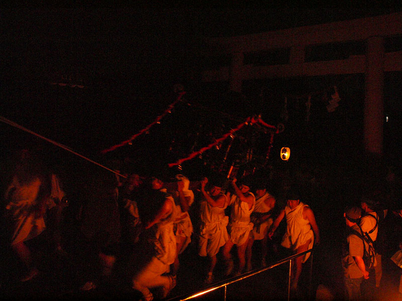 篝火のそばを渡御する神輿/総社石鳥居　2009.9.27 00:33