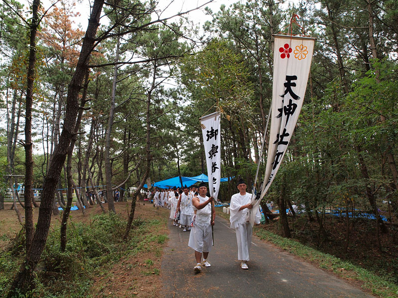 浜印を先頭に松原の神事が行われる斎場に向かう輿番たち 10:00