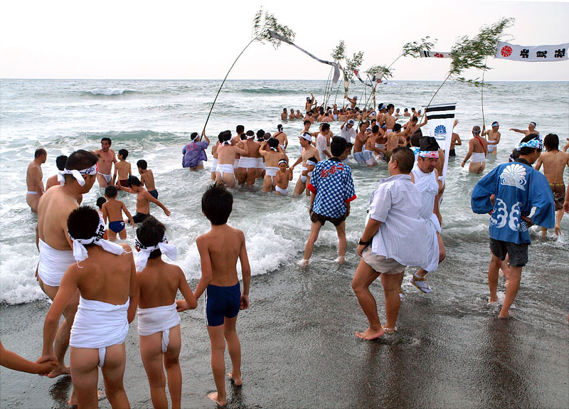 褌にパンツが混じる浜垢離