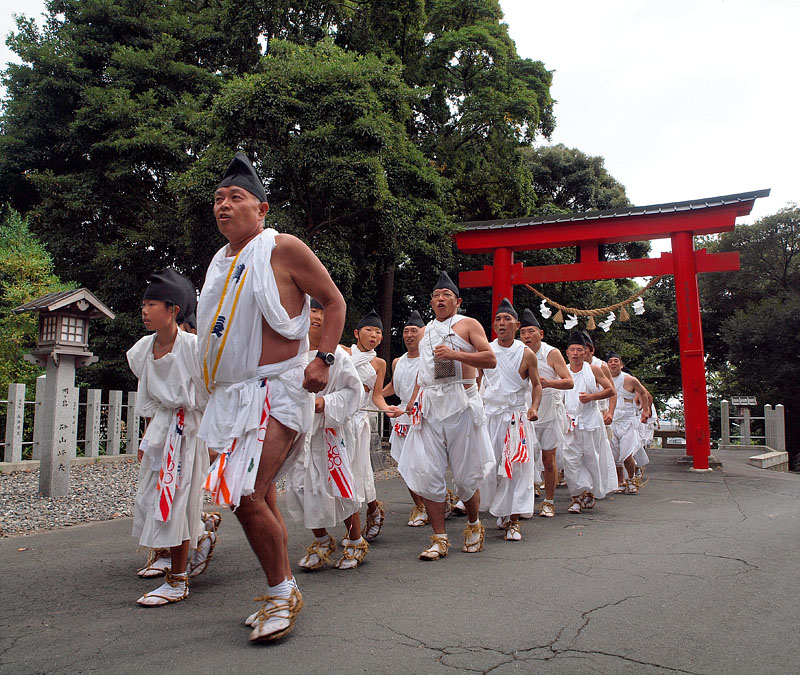 輿番(地脇)のお礼参り/見付天神社 14:35