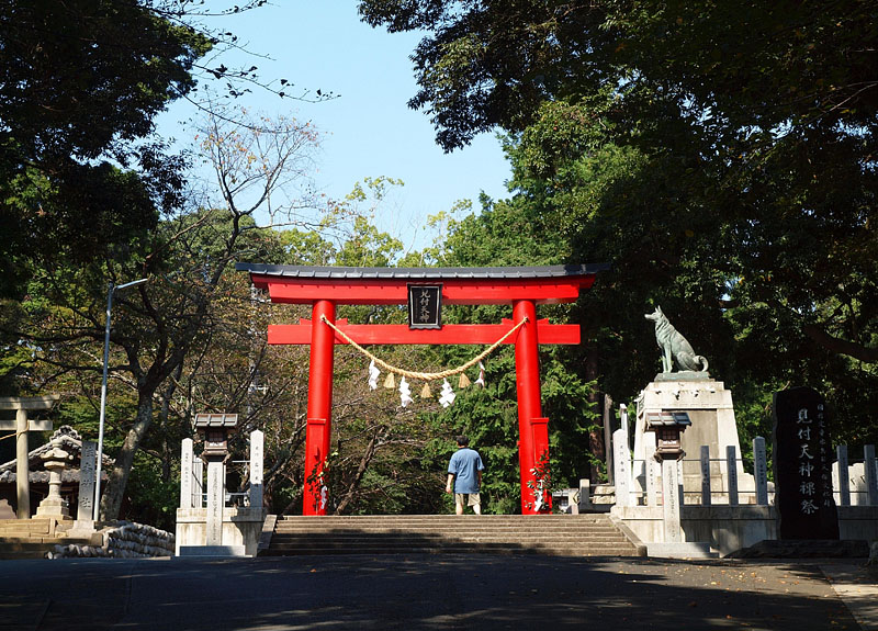 倒木以前の赤鳥居と悉平太郎の銅像 撮影:2009.9.26