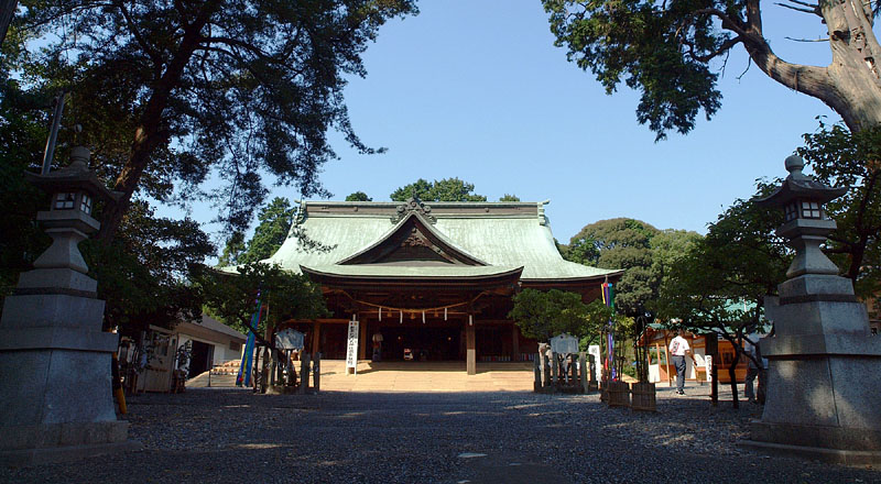 鎮守の森に鎮座する見付天神の拝殿 13:40