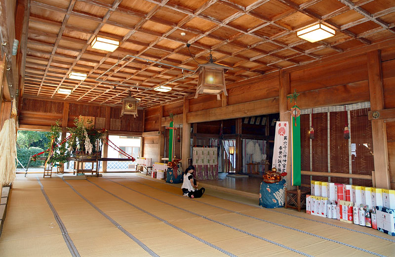 鬼踊りが行われる拝殿の内部