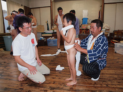 3 後ろでヒッチをかけ