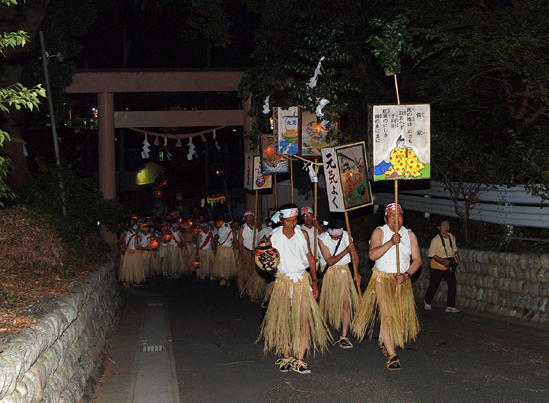 御瀧車の山車を先頭に大鳥居を通過する東中区六町子供連 18:14