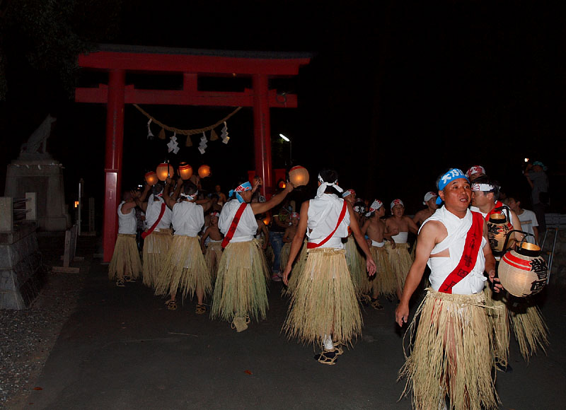 赤鳥居を通過する東中区六町子供連 18:15