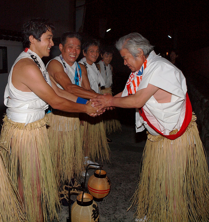 祭本番を前に熱い握手