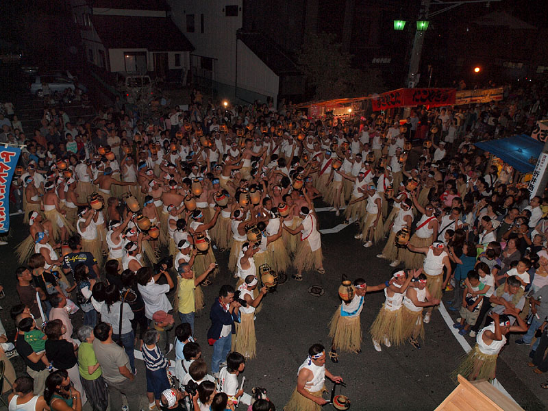 地蔵小路からの合流を待ち受ける東中区の祭組たち/福代邸前(旧東海道) 21:41