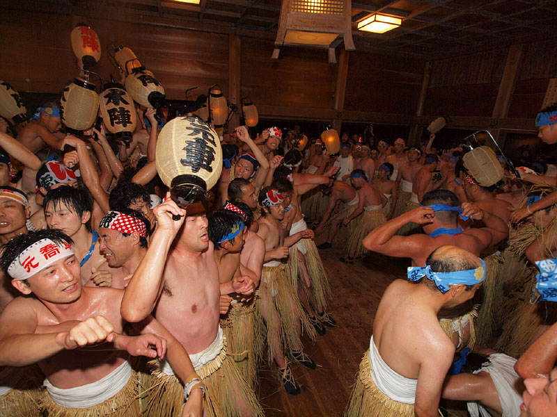 鬼踊りを中心に交代組が壁際で見守る 22:55