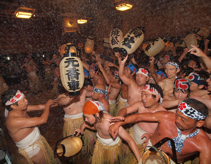 激しい散水でビショビショに 22:58