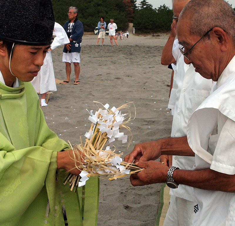小祓いを氏子総代に配る権禰宜