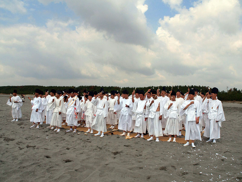 小祓いで全身を浄める輿番たち
