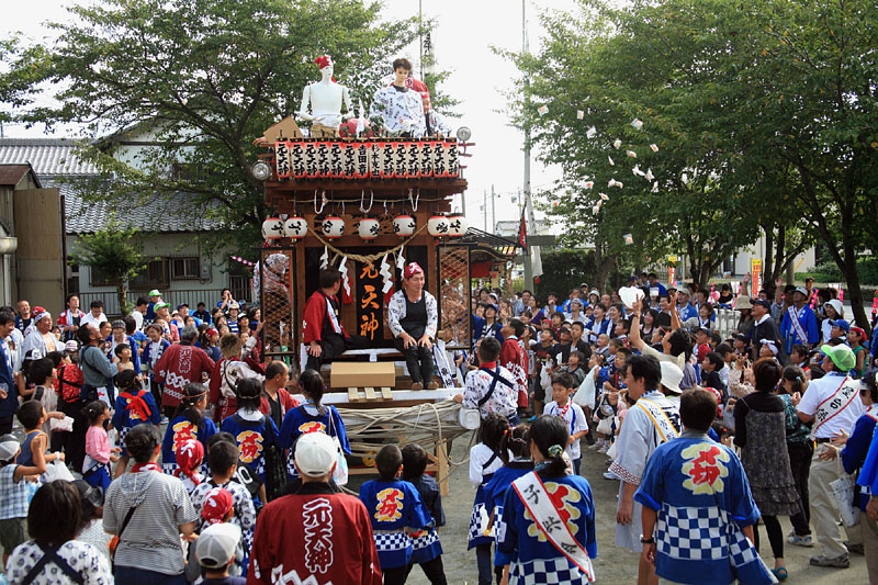 祭屋台から祝いの餅投げ/元天神