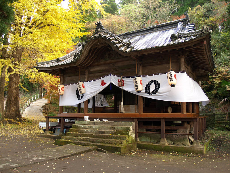 親子神三柱が一夜を共にする御旅所・二ノ宮八幡社の拝殿