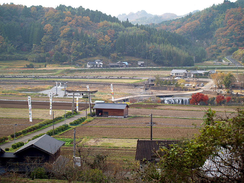 二ノ宮八幡社の前を流れる緒方川と川尻の滝