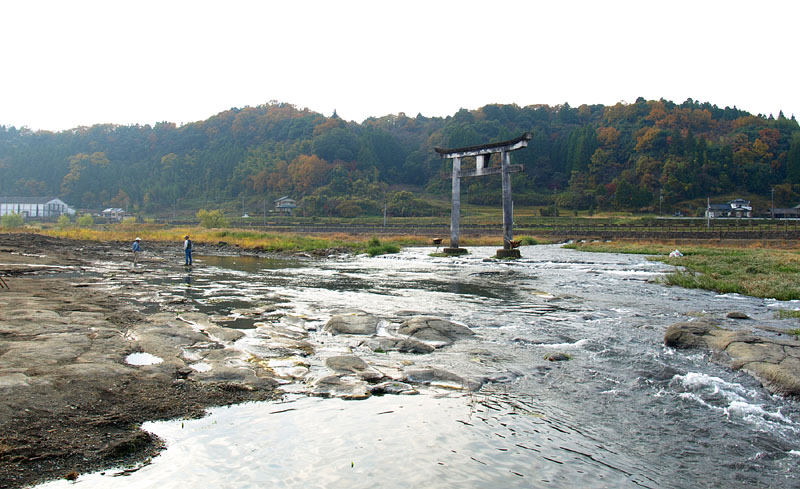 滑りやすい岩盤の川床