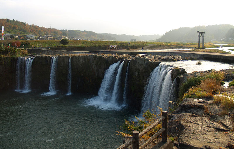 左岸(西岸)上自在区より見た原尻の滝