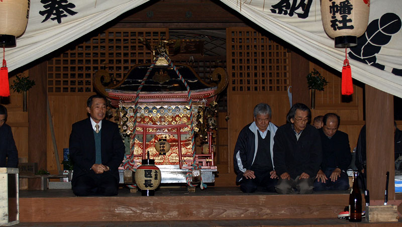 神事のあと挨拶する上自在区長/三ノ宮八幡社 17:50