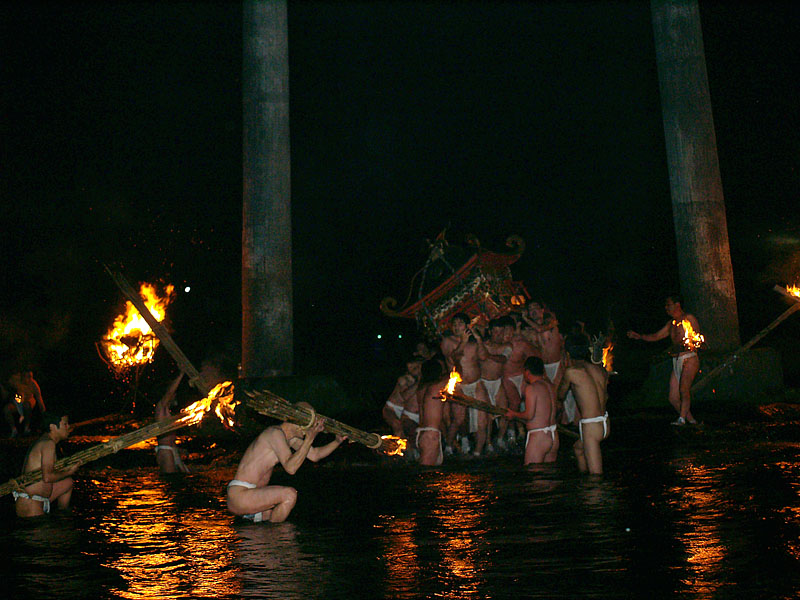 川中鳥居を通過する神輿 2009.11.28 19:14