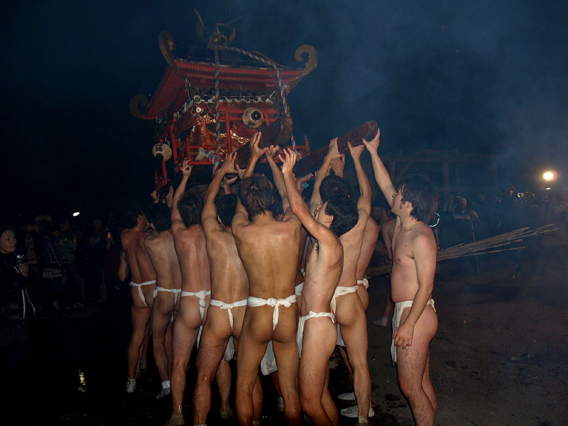観衆の前で神輿差しを行う川組たち