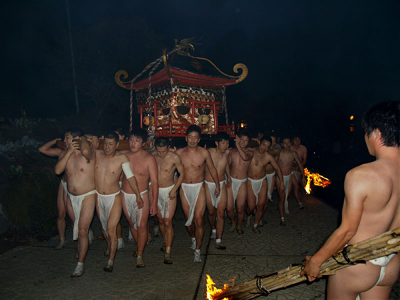 二ノ宮八幡社を目指す三ノ宮神輿