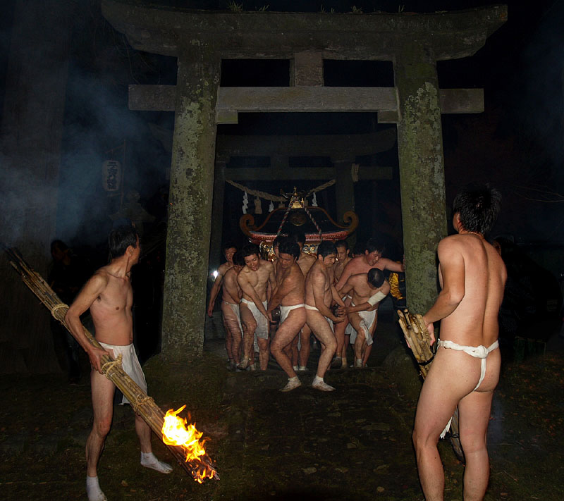 二ノ宮八幡社入口の狭い石鳥居をくぐる 19:21