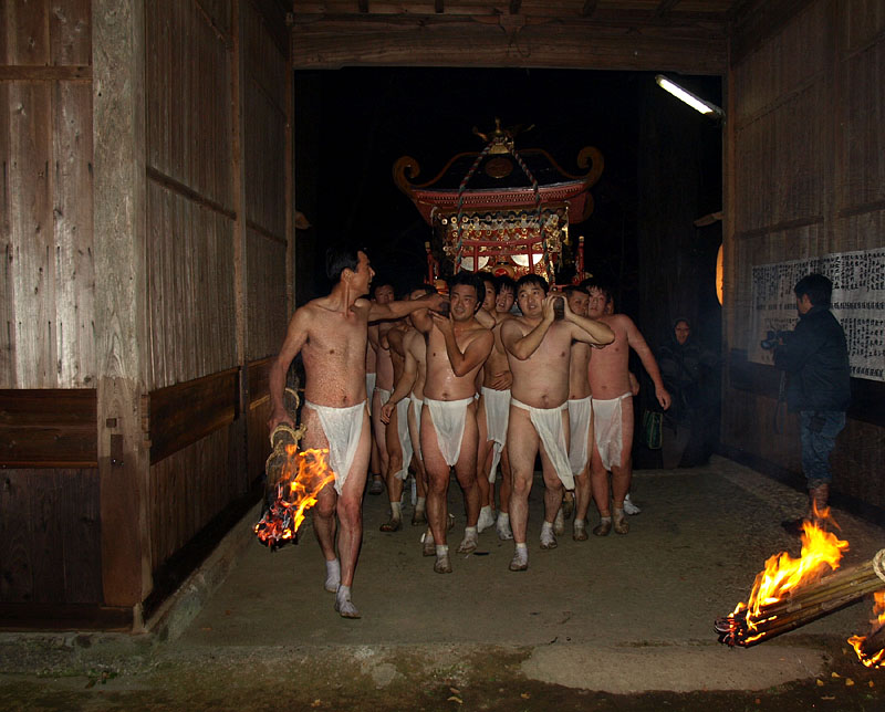楼門を通過する神輿