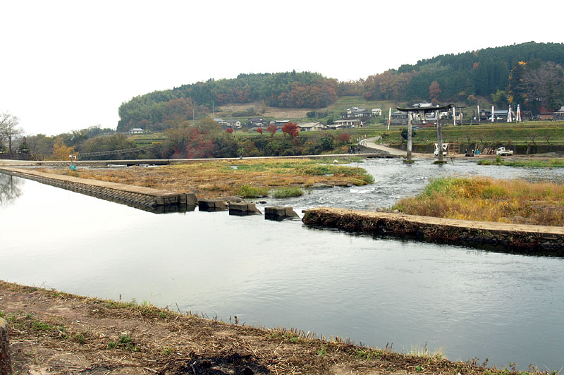 水門の奥(西側)は水深約1mの水路