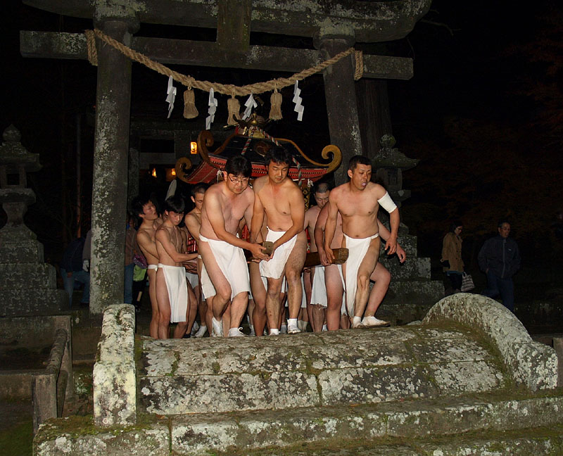 狭い石鳥居の下を神輿を抱えて通過 2009.11.29 19:14