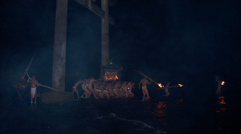 大鳥居を通過する神輿