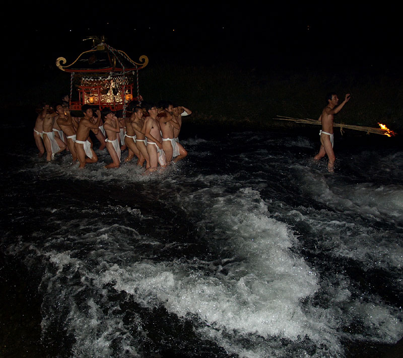 水門の急流を進む