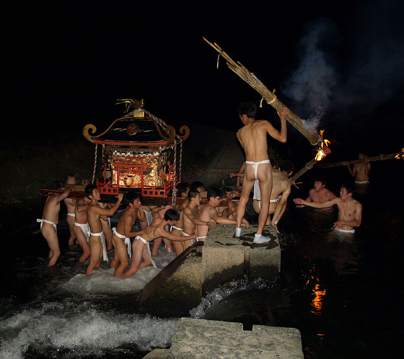水門をのぼる神輿 19:26