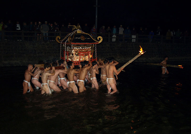 観衆の喝采を受けながら水路(井路)を進む神輿 2/2 19:28