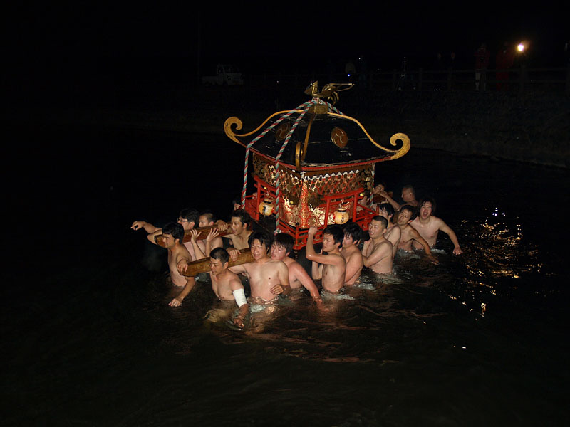 水門に引き返す神輿