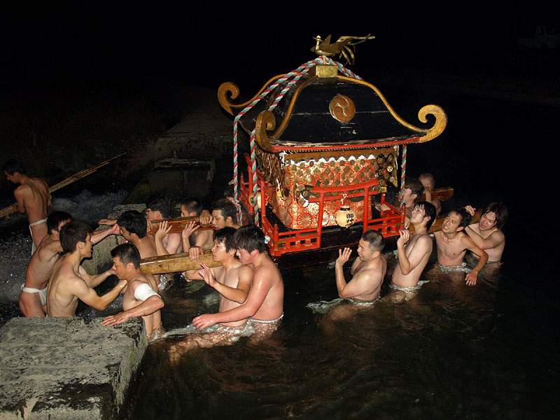 水門を下る神輿(無修正・完璧なショット) 19:30