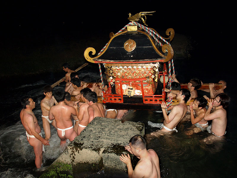 慎重に神輿を進める