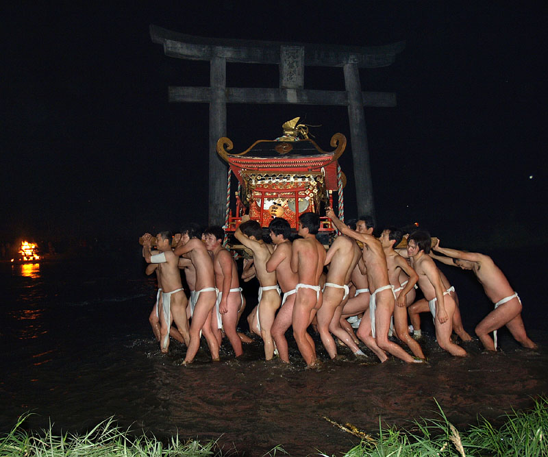 石鳥居の西方を通過する神輿 19:33