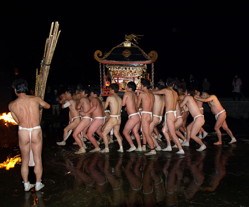 鏡のような岩盤を行く神輿 19:35